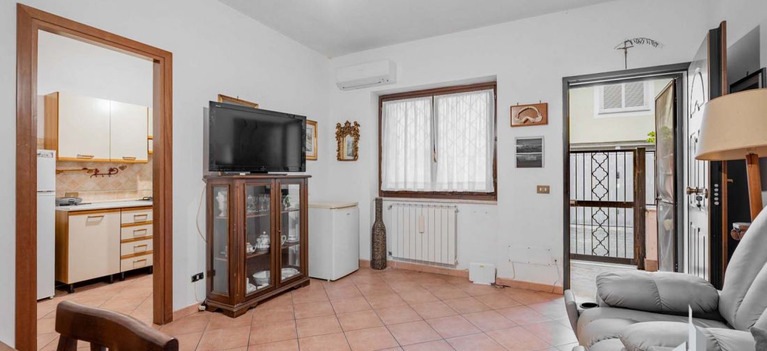 CERVETERI - VIA DEI VILLINI - BILOCALE PIANO TERRA CON POSTO AUTO E CANTINA - ACCESSO INDIPENDENTE