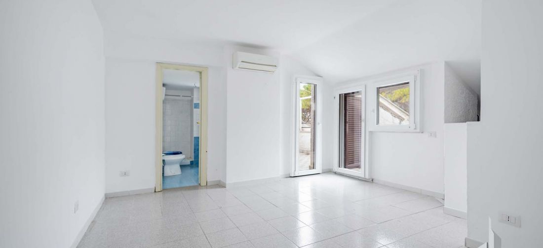 CERENOVA APPARTAMENTO BILIVELLI RISTRUTTURATO CON POSTO AUTO E PISCINA