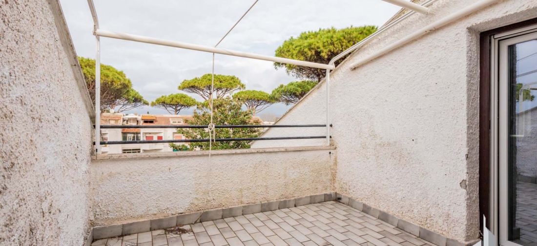CERENOVA APPARTAMENTO BILIVELLI RISTRUTTURATO CON POSTO AUTO E PISCINA