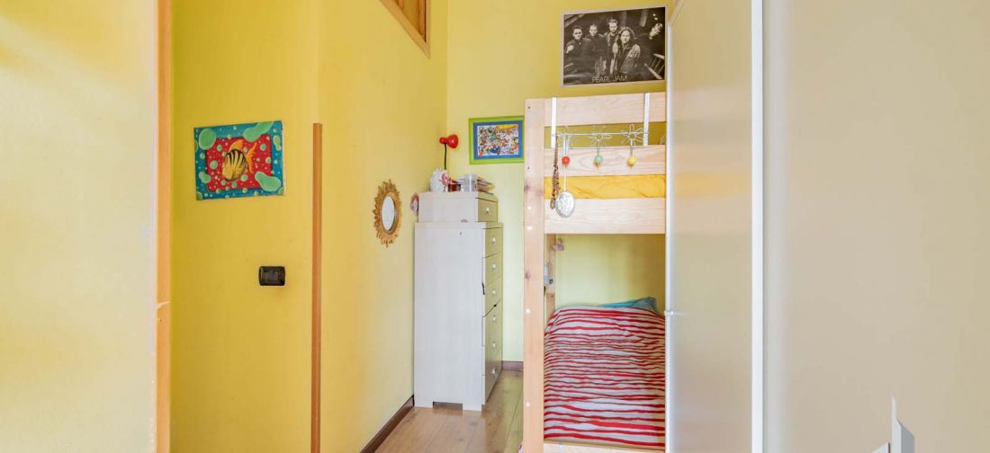 CERENOVA ZONA SCUOLE TRILOCALE BILIVELLI CON DUE BALCONI