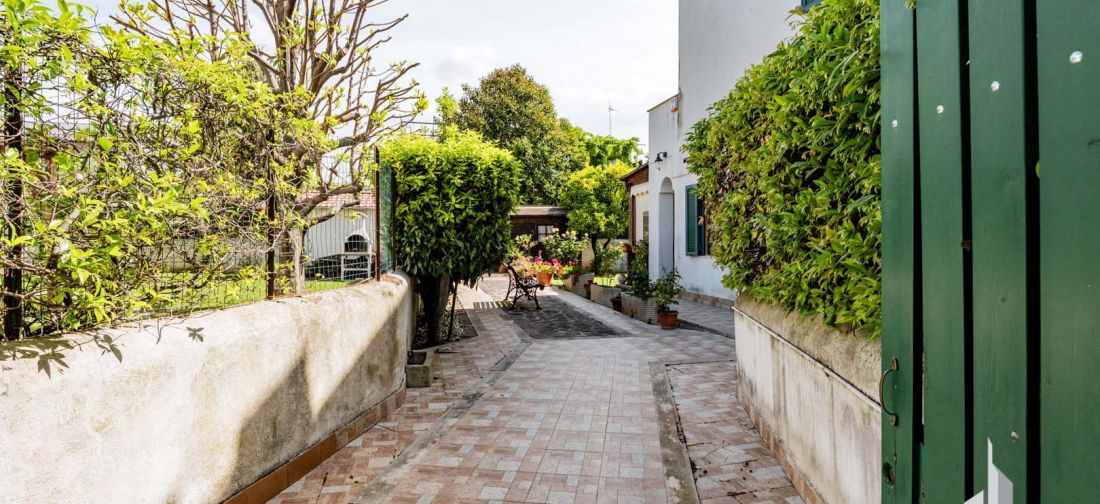 CERENOVA ZONA CHIESA VILLA BILIVELLI RISTRUTTURATA CON AMPIO GIARDINO