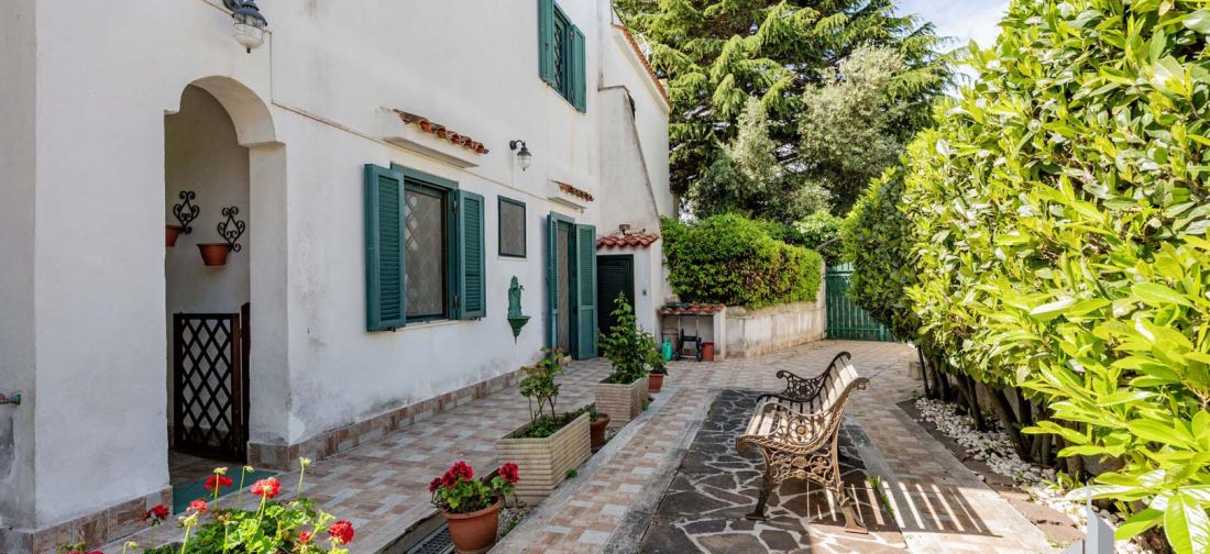 CERENOVA ZONA CHIESA VILLA BILIVELLI RISTRUTTURATA CON AMPIO GIARDINO