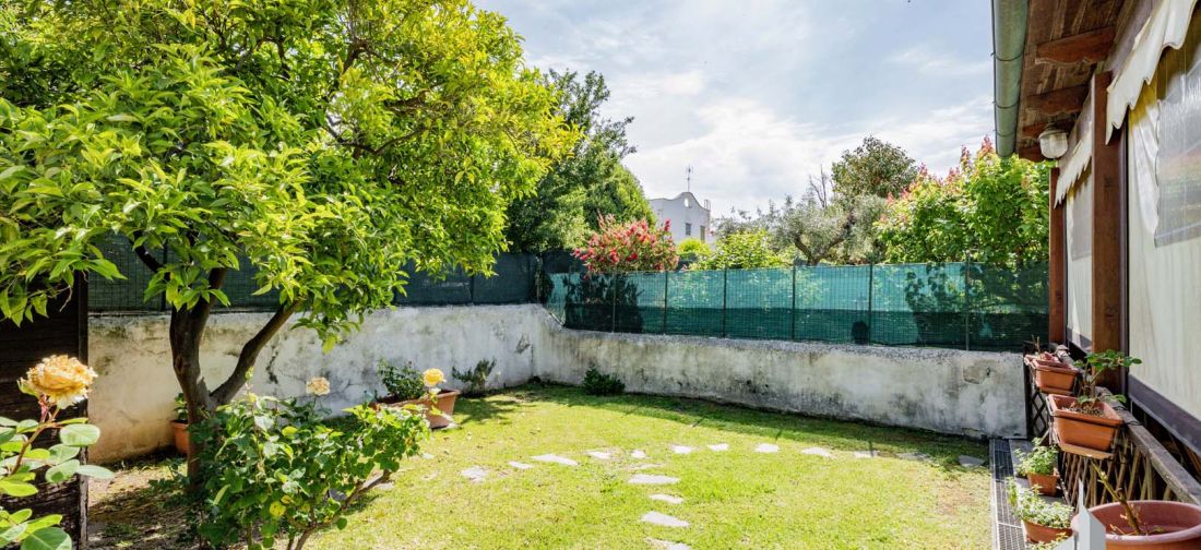 CERENOVA ZONA CHIESA VILLA BILIVELLI RISTRUTTURATA CON AMPIO GIARDINO