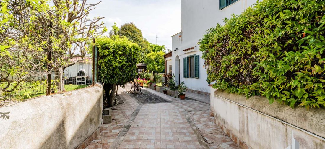 CERENOVA ZONA CHIESA VILLA BILIVELLI RISTRUTTURATA CON AMPIO GIARDINO