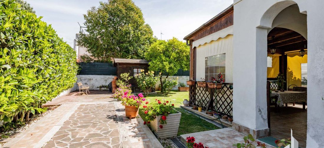 CERENOVA ZONA CHIESA VILLA BILIVELLI RISTRUTTURATA CON AMPIO GIARDINO