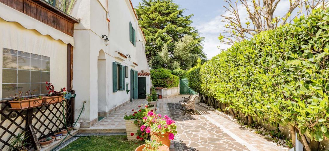 CERENOVA ZONA CHIESA VILLA BILIVELLI RISTRUTTURATA CON AMPIO GIARDINO