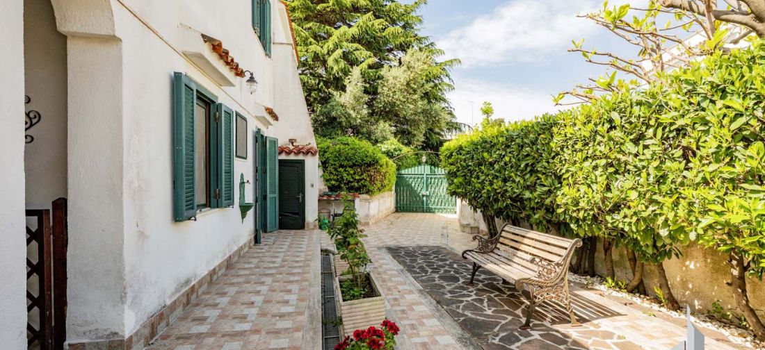 CERENOVA ZONA CHIESA VILLA BILIVELLI RISTRUTTURATA CON AMPIO GIARDINO