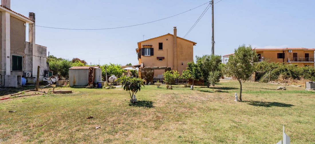 CERVETERI VIA AURELIA 46, EX CASALE ENTE MAREMMA CON TERRENNO 1000 MQ