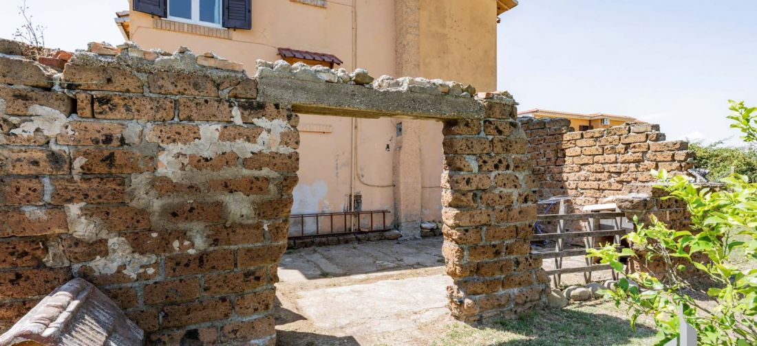 CERVETERI VIA AURELIA 46, EX CASALE ENTE MAREMMA CON TERRENNO 1000 MQ