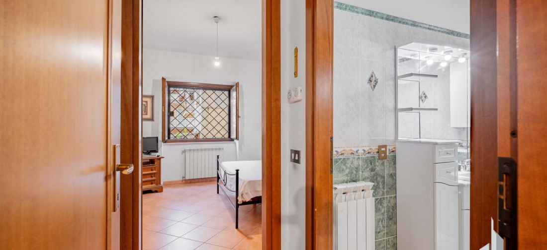CERVETERI - VIA DEI VILLINI - BILOCALE PIANO TERRA CON POSTO AUTO E CANTINA - ACCESSO INDIPENDENTE