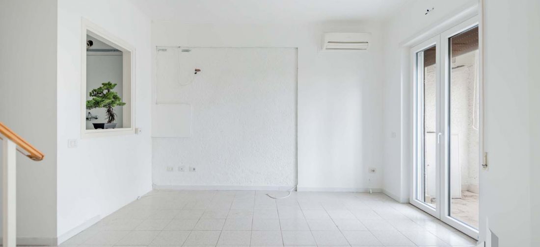 CERENOVA APPARTAMENTO BILIVELLI RISTRUTTURATO CON POSTO AUTO E PISCINA