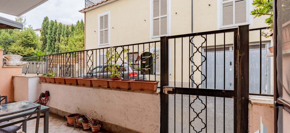 CERVETERI - VIA DEI VILLINI - BILOCALE PIANO TERRA CON POSTO AUTO E CANTINA - ACCESSO INDIPENDENTE