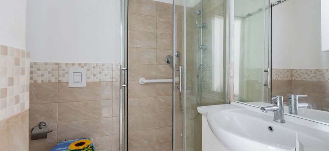 CERENOVA APPARTAMENTO BILIVELLI RISTRUTTURATO CON POSTO AUTO E PISCINA