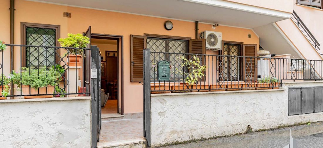 CERVETERI - VIA DEI VILLINI - BILOCALE PIANO TERRA CON POSTO AUTO E CANTINA - ACCESSO INDIPENDENTE