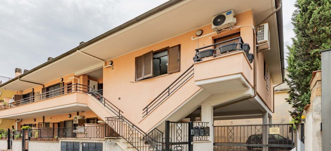 CERVETERI - VIA DEI VILLINI - BILOCALE PIANO TERRA CON POSTO AUTO E CANTINA - ACCESSO INDIPENDENTE