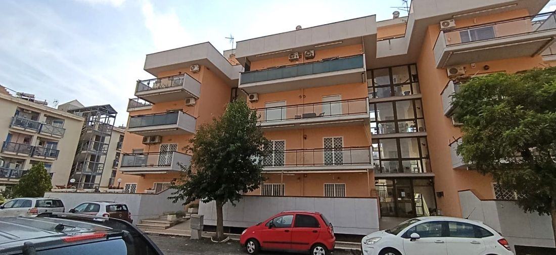 LADISPOLI - TRILOCALE, DOPPI SERVIZI, CANTINA E POSTO AUTO