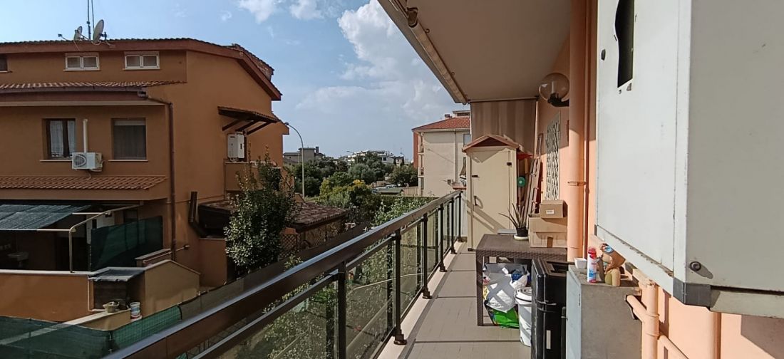 LADISPOLI - TRILOCALE, DOPPI SERVIZI, CANTINA E POSTO AUTO