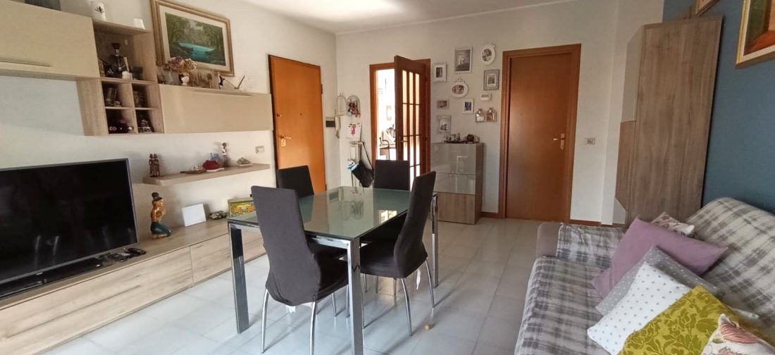 LADISPOLI - TRILOCALE, DOPPI SERVIZI, CANTINA E POSTO AUTO
