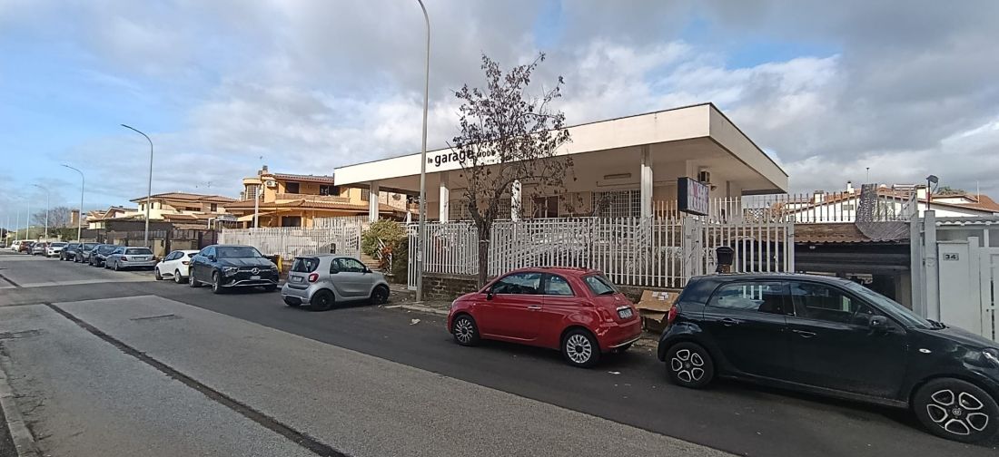 LADISPOLI - LOCALE COMMERCIALE SU DUE LIVELLI CON AMPIO ESTERNO