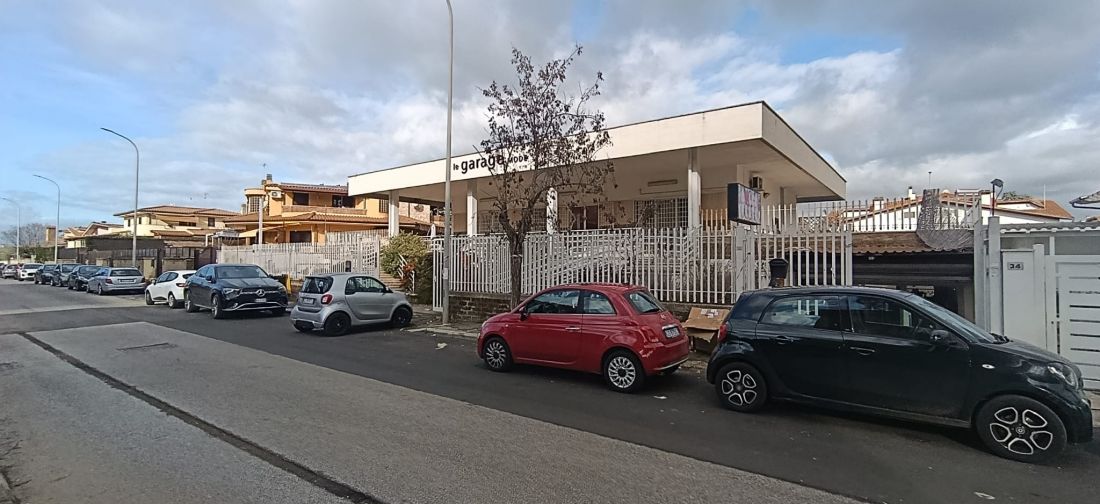 LADISPOLI - LOCALE COMMERCIALE SU DUE LIVELLI CON AMPIO ESTERNO