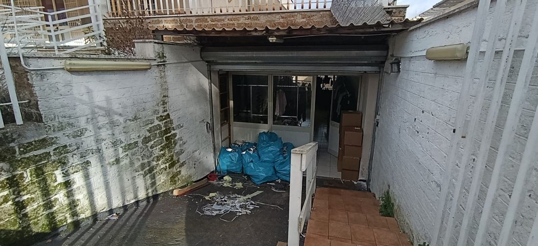 LADISPOLI - LOCALE COMMERCIALE SU DUE LIVELLI CON AMPIO ESTERNO