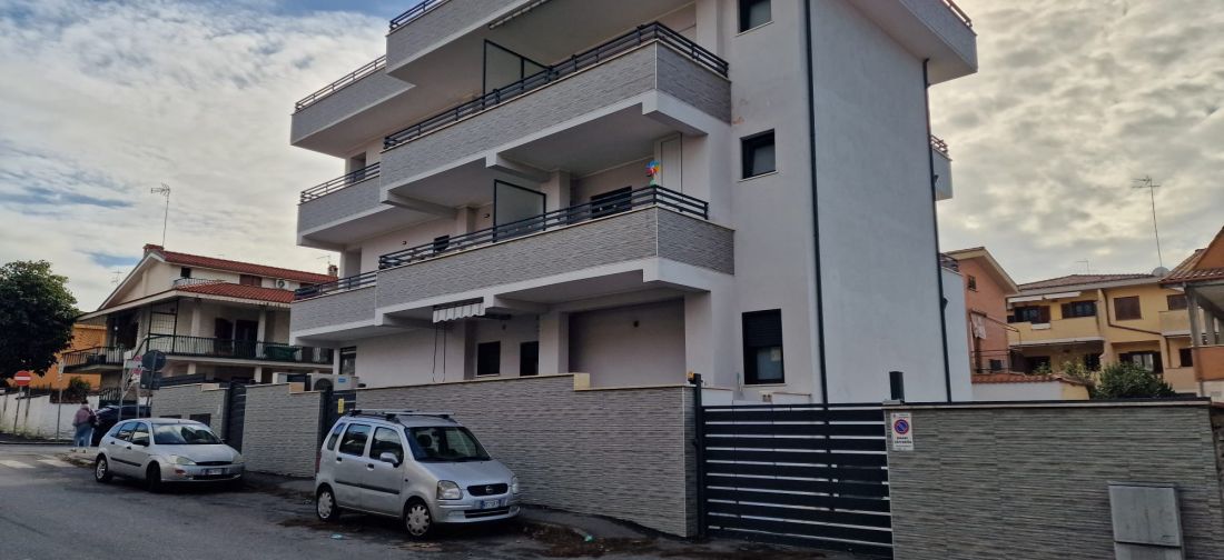 LADISPOLI - ATTICO CENTRALE IN PALAZZINA DEL 2021 CON LASTRICO SOLARE E POSTO AUTO