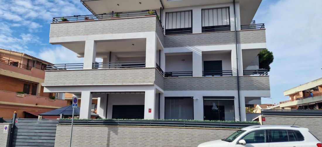 LADISPOLI - ATTICO CENTRALE IN PALAZZINA DEL 2021 CON LASTRICO SOLARE E POSTO AUTO