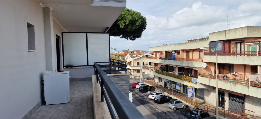 LADISPOLI - ATTICO CENTRALE IN PALAZZINA DEL 2021 CON LASTRICO SOLARE E POSTO AUTO