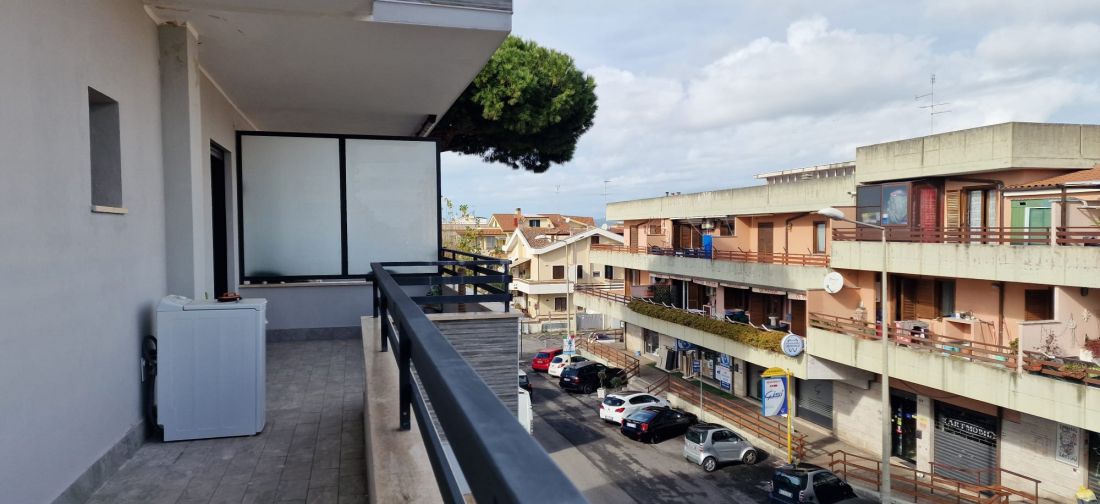 LADISPOLI - ATTICO CENTRALE IN PALAZZINA DEL 2021 CON LASTRICO SOLARE E POSTO AUTO