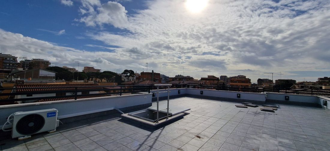 LADISPOLI - ATTICO CENTRALE IN PALAZZINA DEL 2021 CON LASTRICO SOLARE E POSTO AUTO
