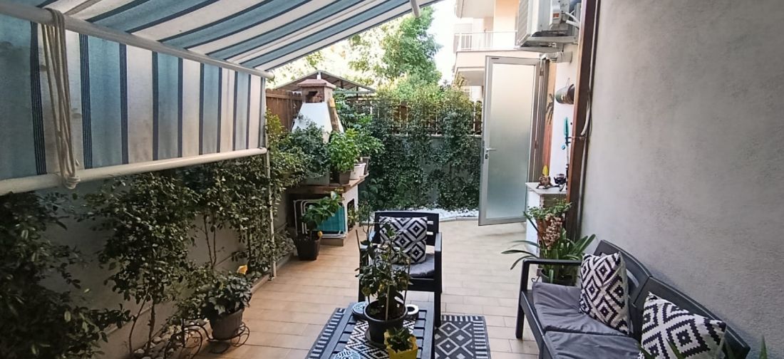 LADISPOLI - TRILOCALE PIANO TERRA COMPLETAMENTE RISTRUTTURATO DOPPI SERVIZI