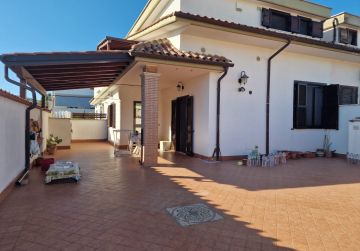 LADISPOLI - VILLETTA BILIVELLI RISTRUTTURATA CON AMPIO GIARDINO