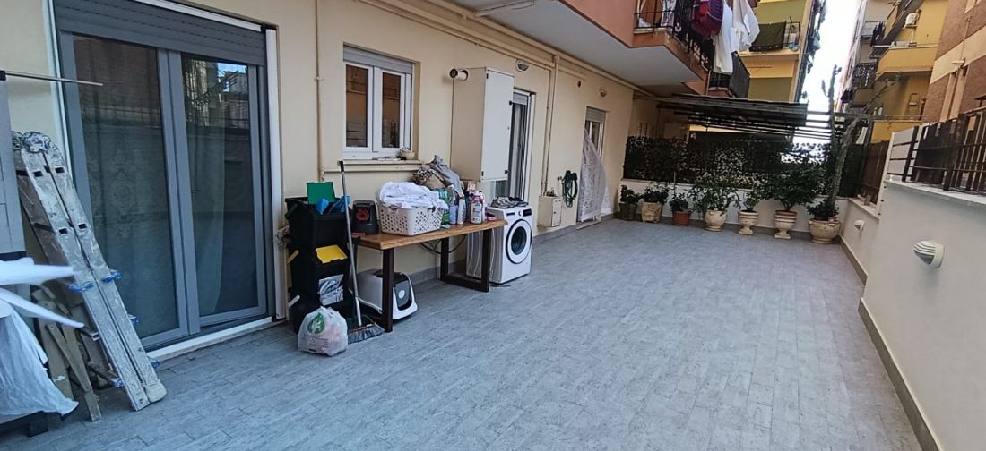 LADISPOLI - TRILOCALE PIANO TERRA RISTRUTTURATO A 100M DAL MARE
